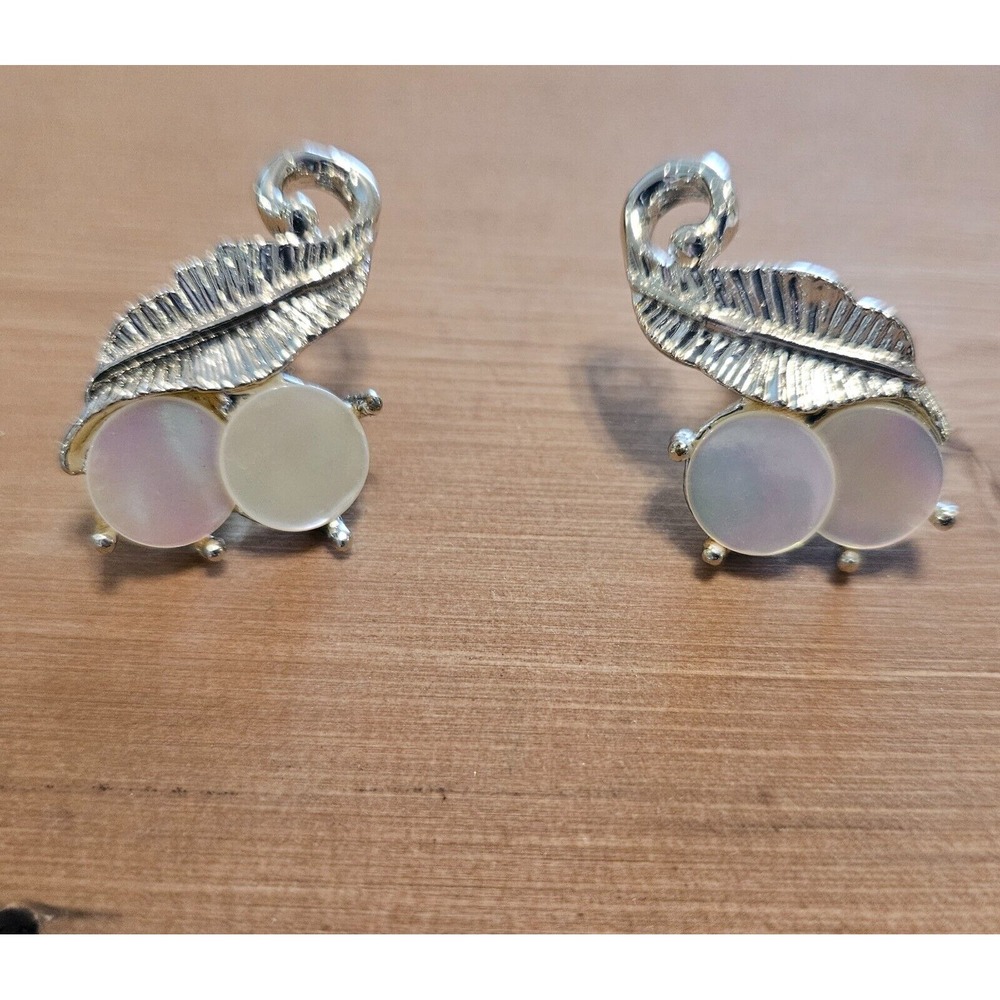 Vintage Mother of Pearl MOP Gold Tone Screw Back Earrings‎ - VERY NICE!